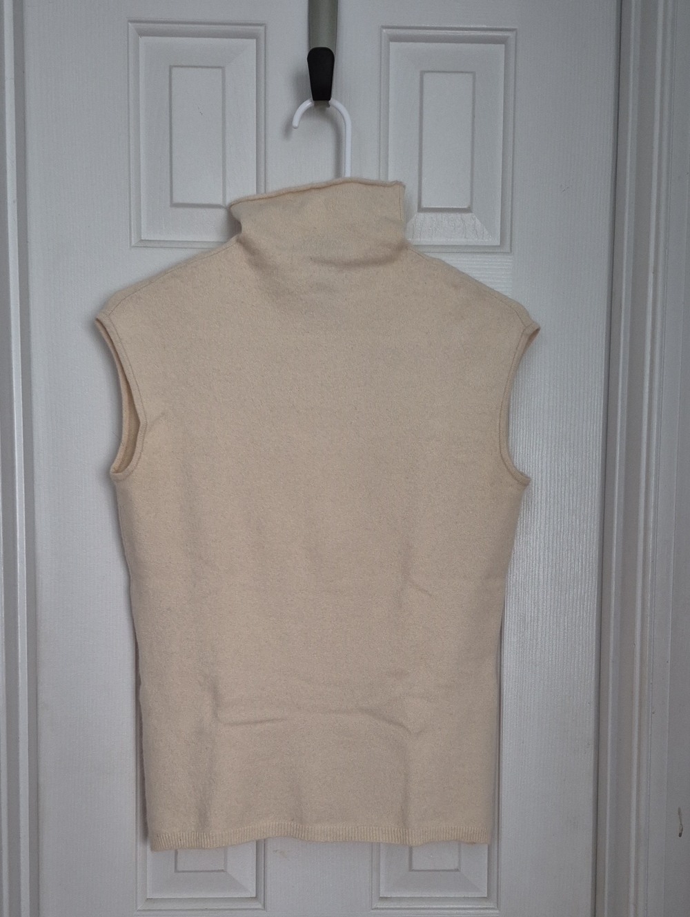 Banana Republic Sleeveless Turtleneck Sweater - Cashmere Blend - Cream -M